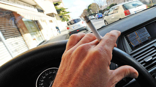 Un-fumatore-al-volante_h_partb