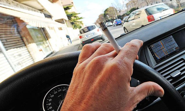 Un-fumatore-al-volante_h_partb
